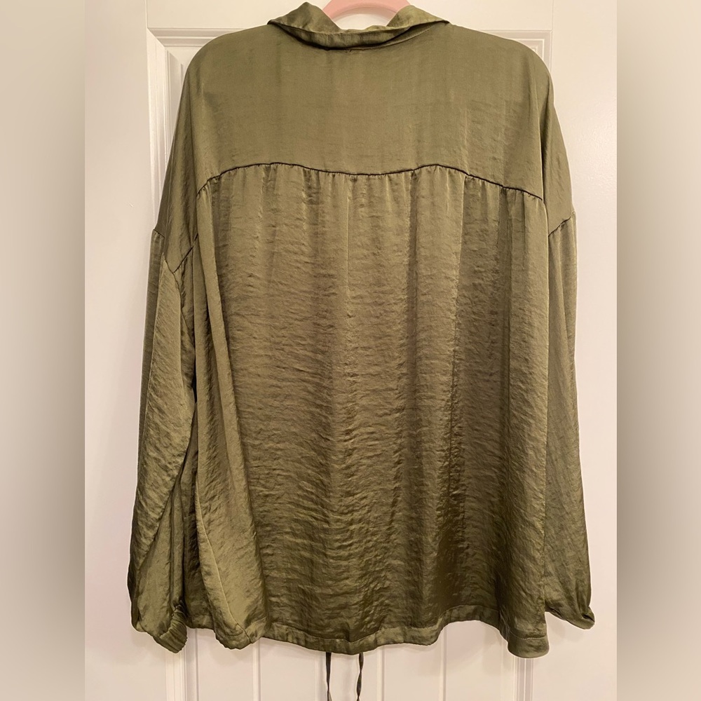EUC Cato 22/24 Button down Hi-Lo Top Satin Drawstring - Picture 2 of 7